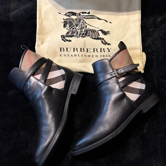 Burberry Black and Tan women’s Leather Boots - Picture 3 of 6